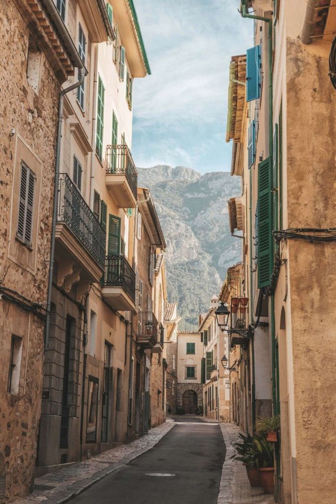 Ruelle méditerranéenne avec vue sur la montagne