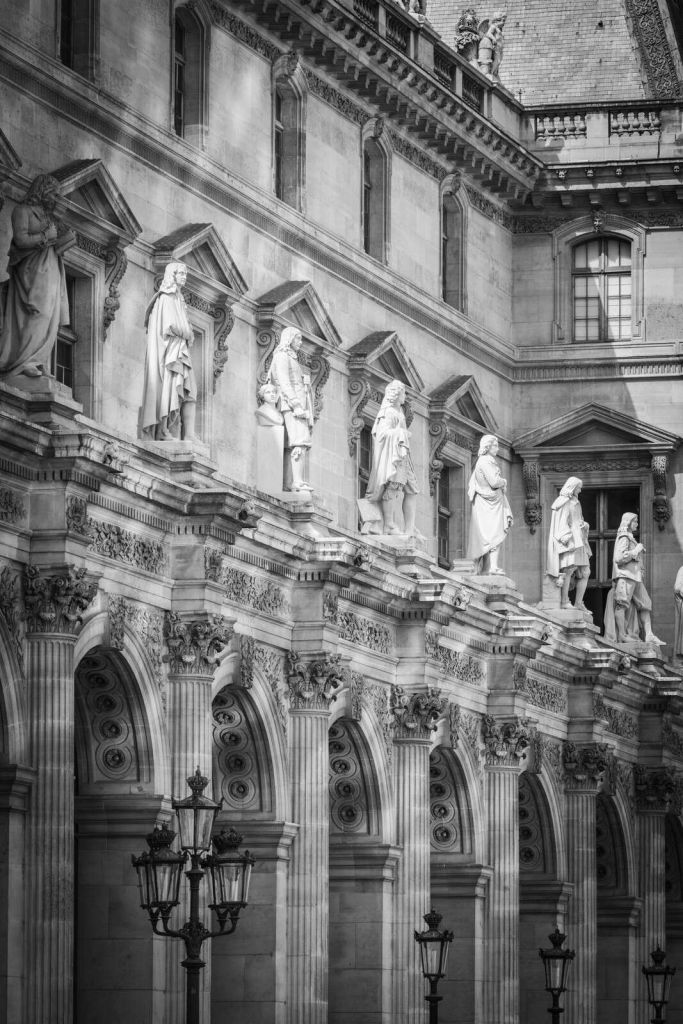 Façade classique avec rangée de statues