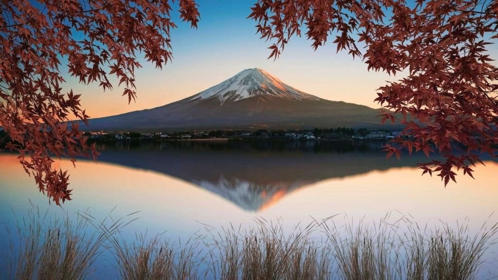 Lumière d'automne sur le lac de montagne Fuji