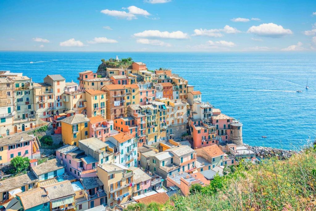 Pastelkust sous un ciel azur.