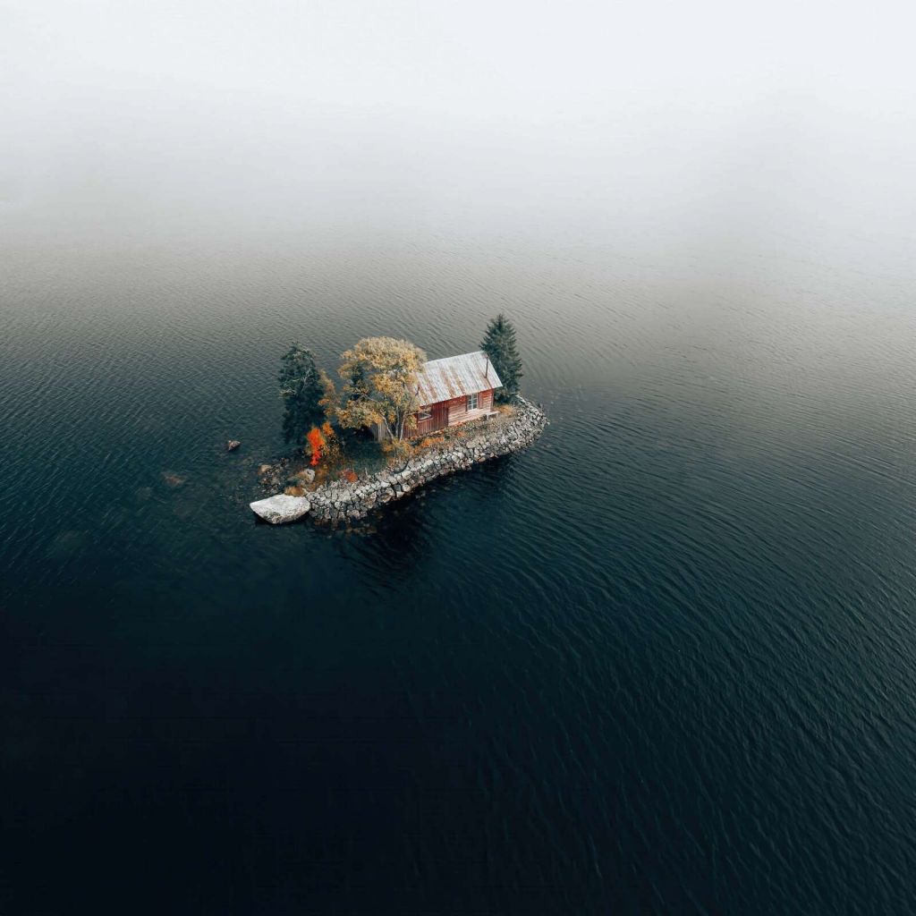 Maison sur un lac d’île brumeuse