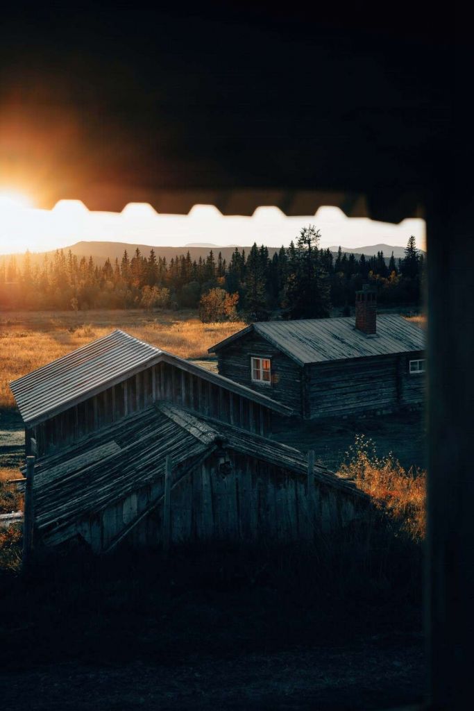 Cabanes en bois au coucher du soleil
