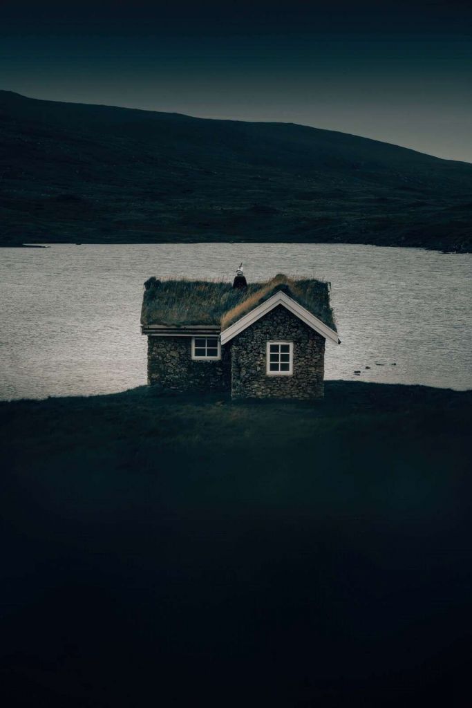 Maison en pierre sur une rive tranquille