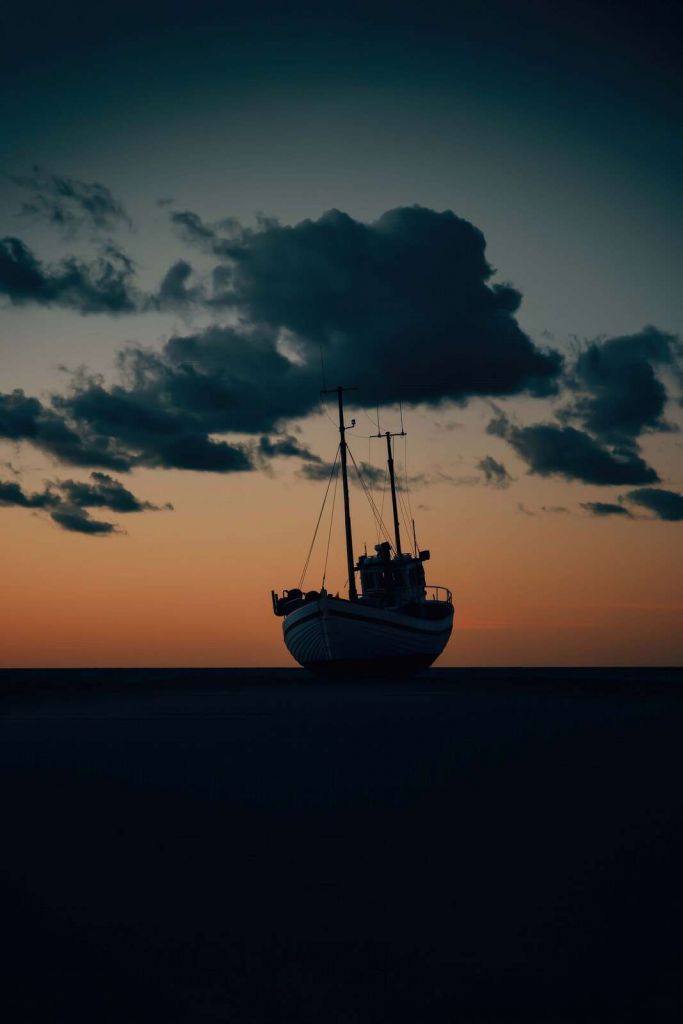Bateau de pêche échoué au coucher du soleil