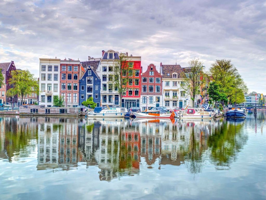 Maisons de canal colorées au bord de l’eau