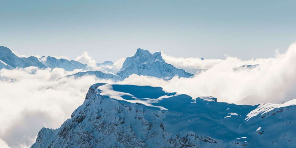 Paysage de montagne enneig√© dans les nuages