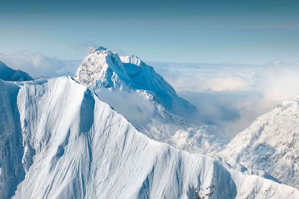Montagnes enneig√©es au-dessus de la couche nuageuse