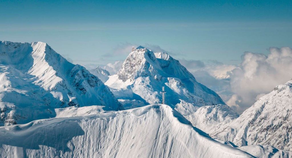 Montagnes d'hiver au-dessus d'une mer de nuages