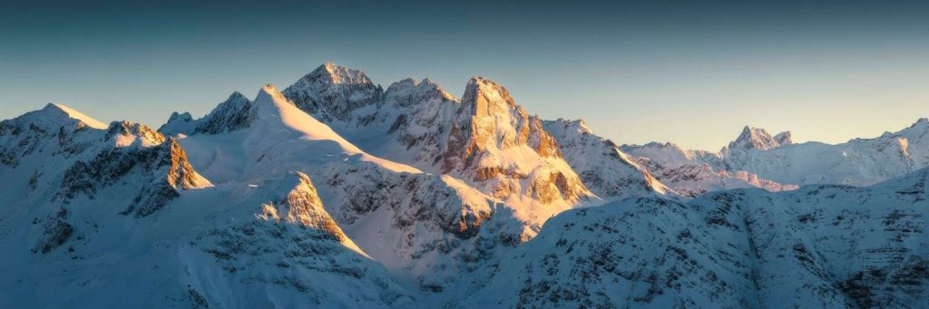 Soleil d‚Äôhiver sur les sommets des montagnes