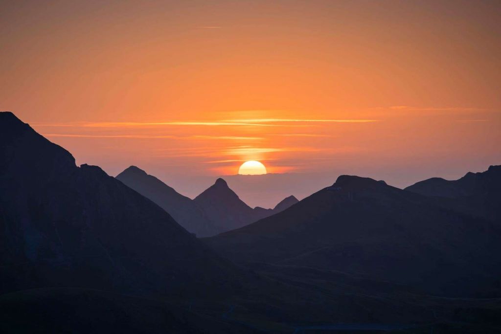 Coucher de soleil entre les sommets des montagnes