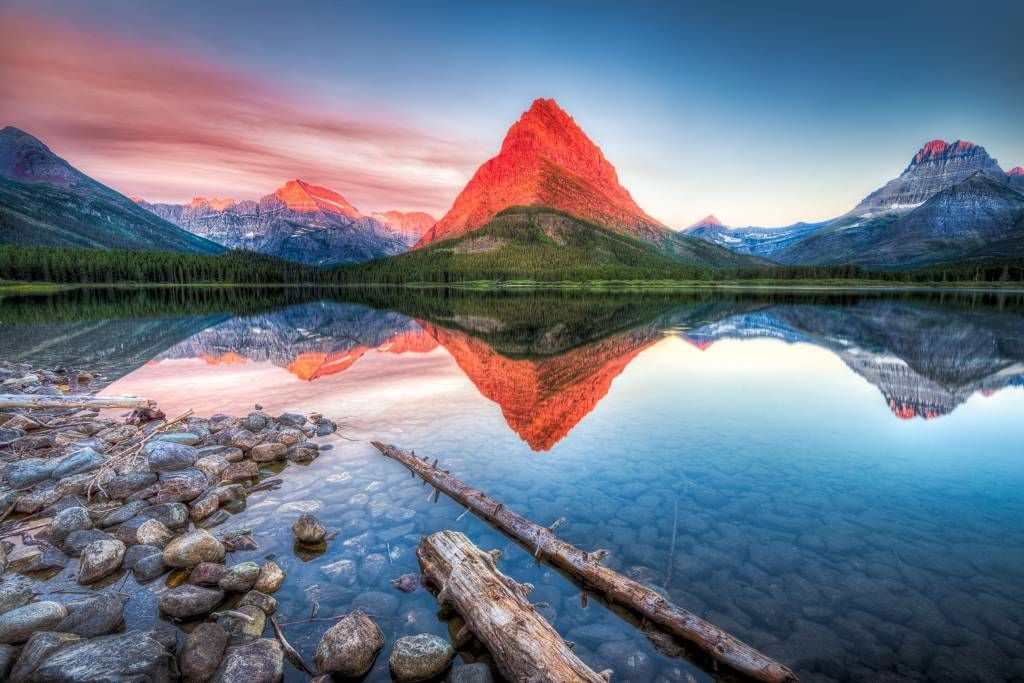 Lacs et eaux - Le sommet d'une montagne rouge - Couloir