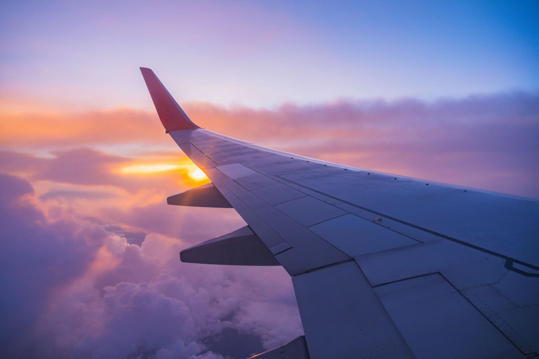 Aile d'avion dans les nuages