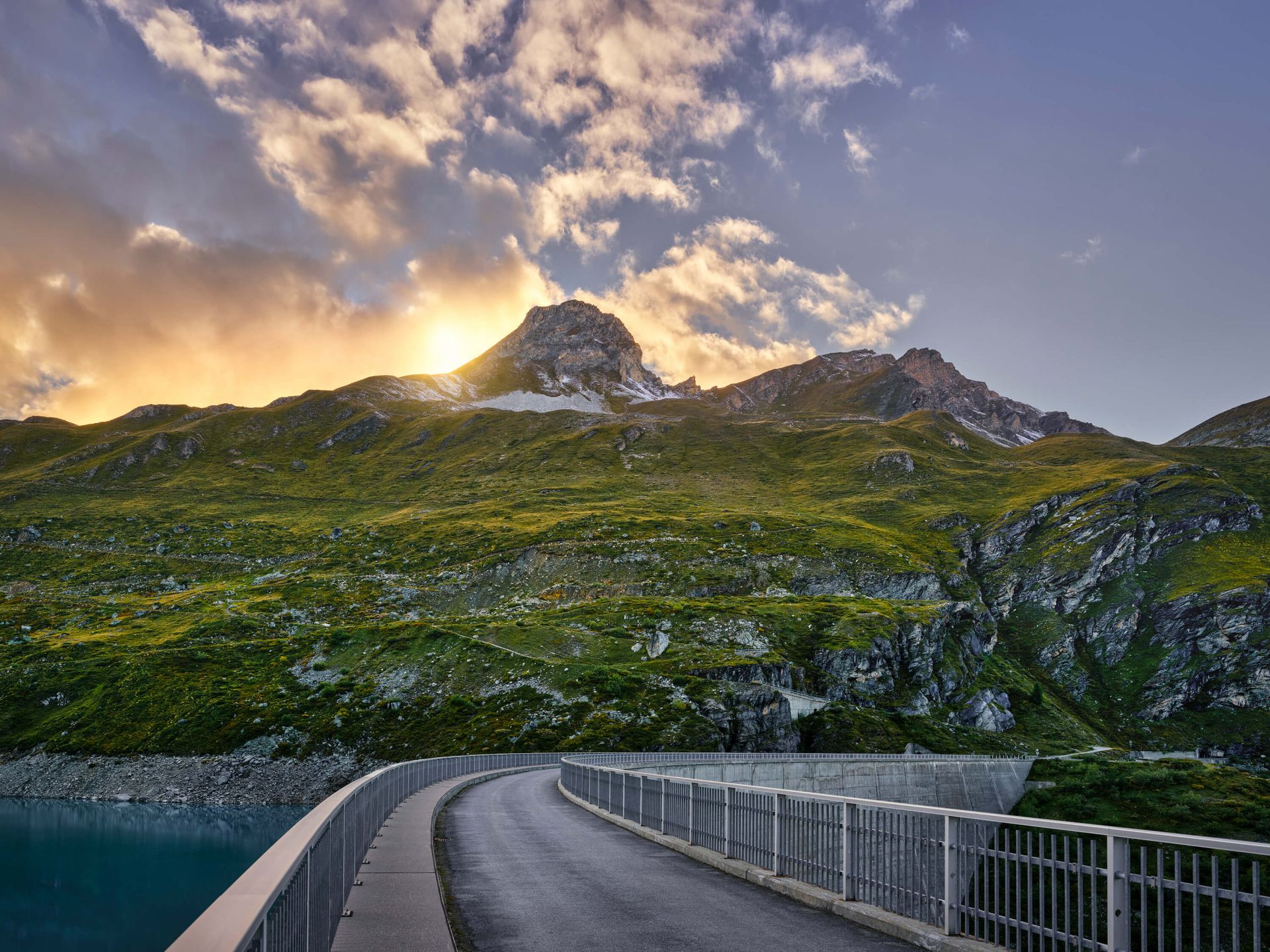 Coucher de soleil sur un réservoir