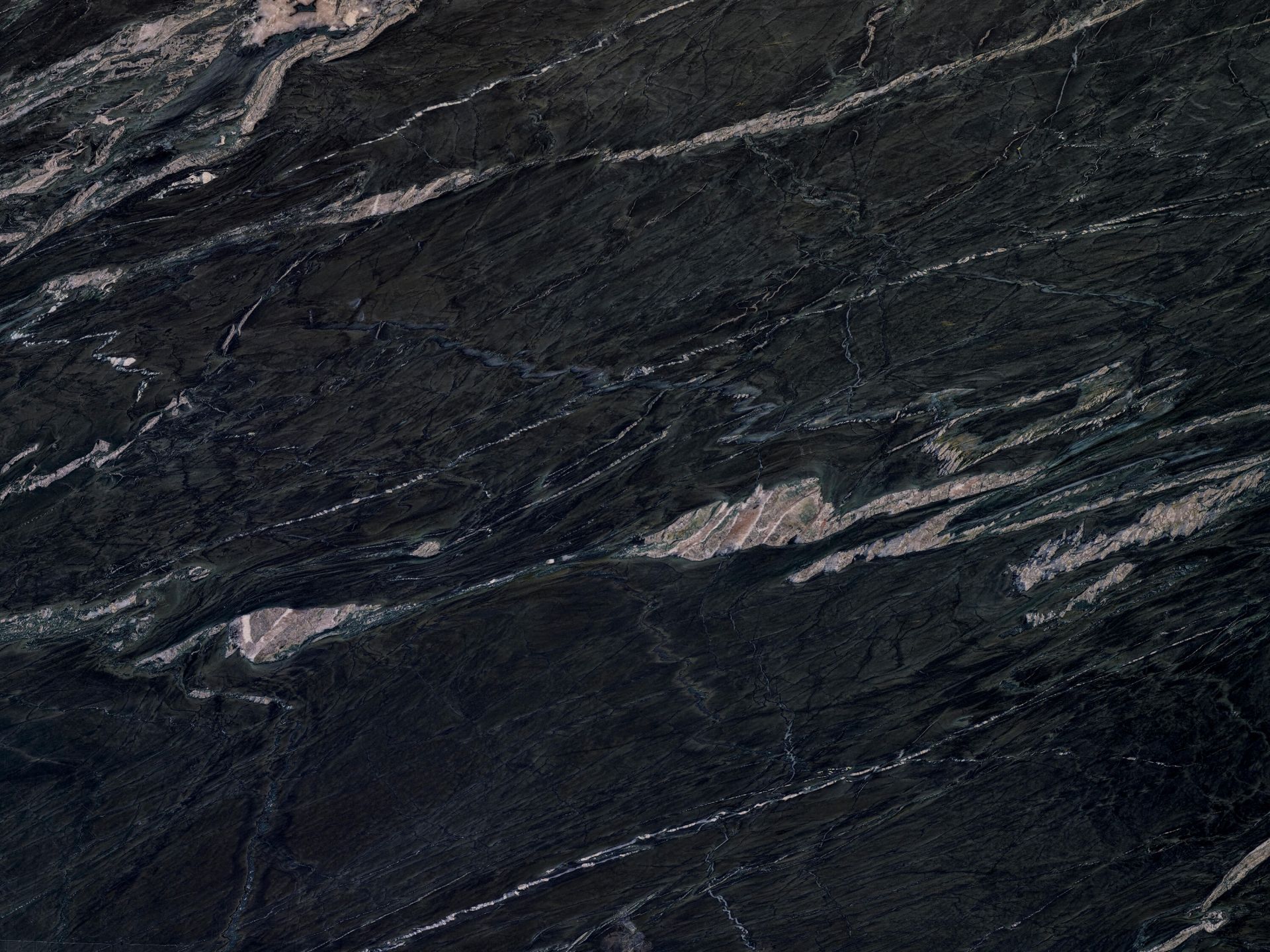 Marbre foncé avec des lignes claires