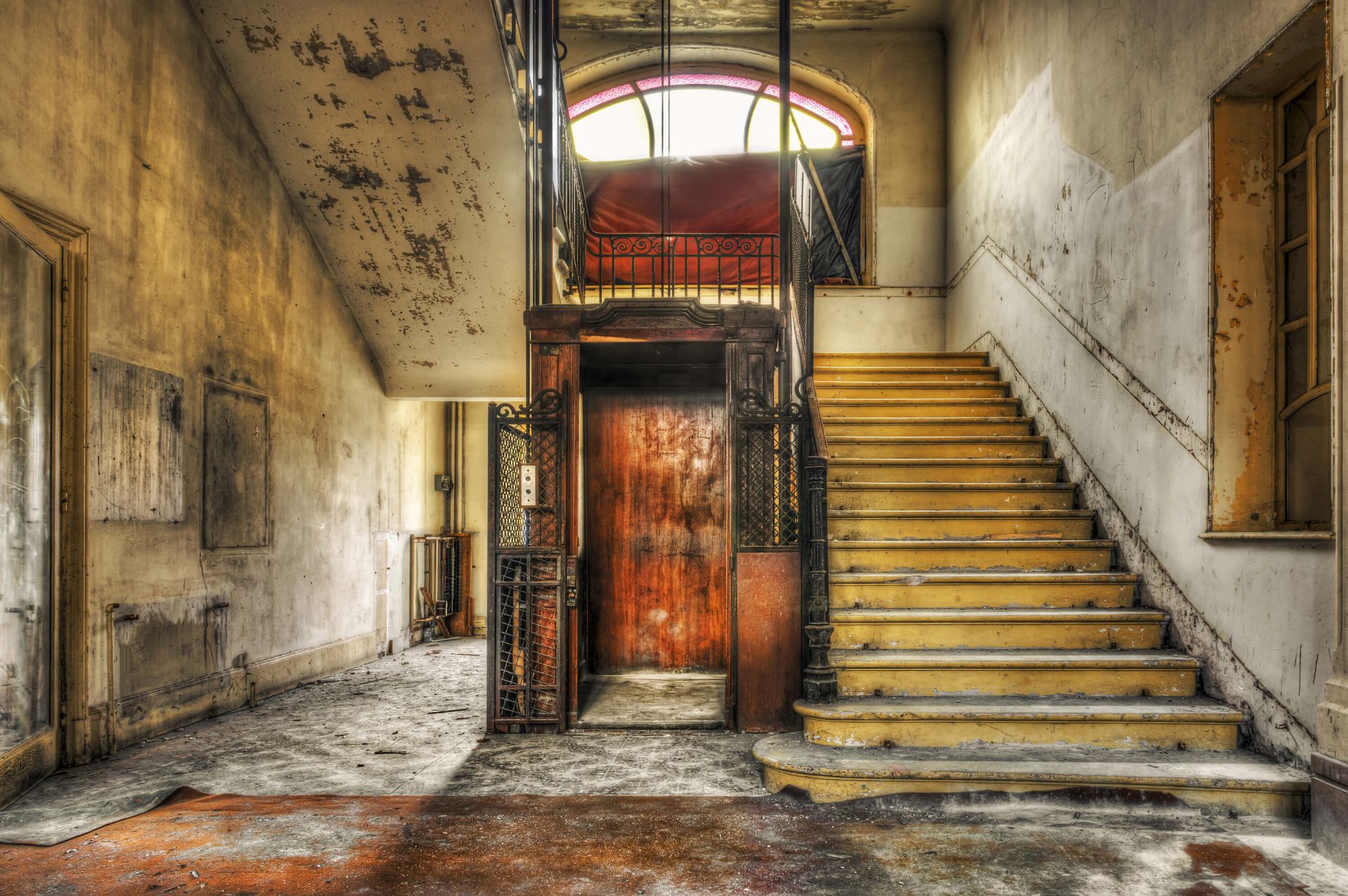 Hall d'hôtel abandonné
