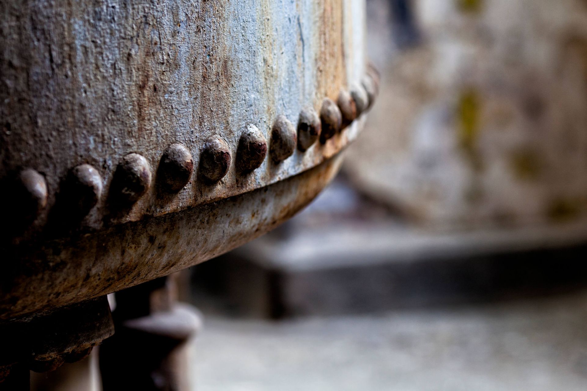 Détail d'une chaudière à vapeur rouillée