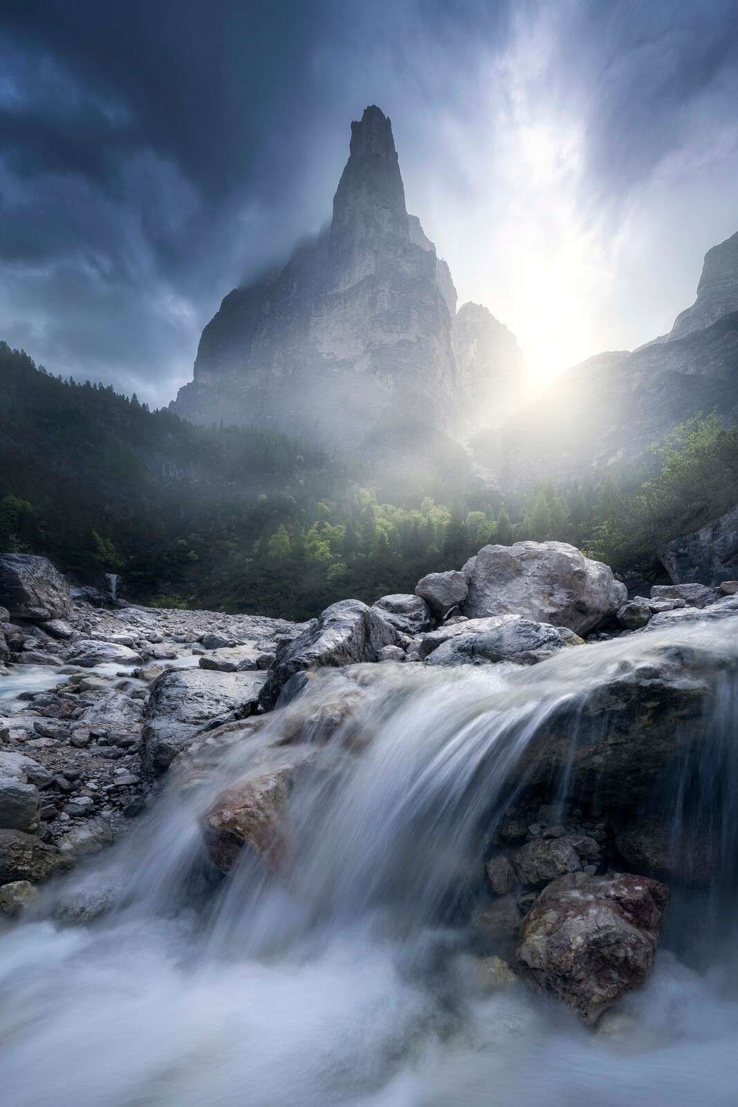 Mistige Bergstroom au lever du soleil