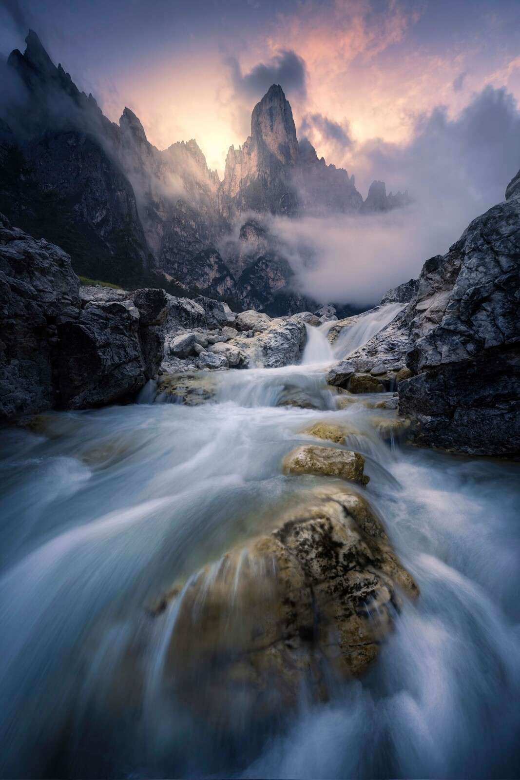 Bergstroom dans la pénombre