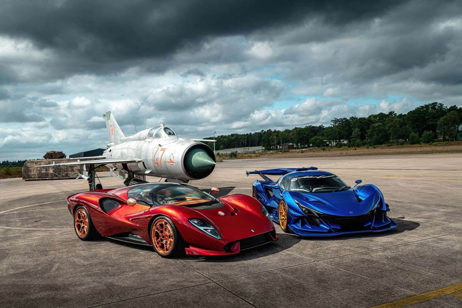 Supercars dans un avion de chasse