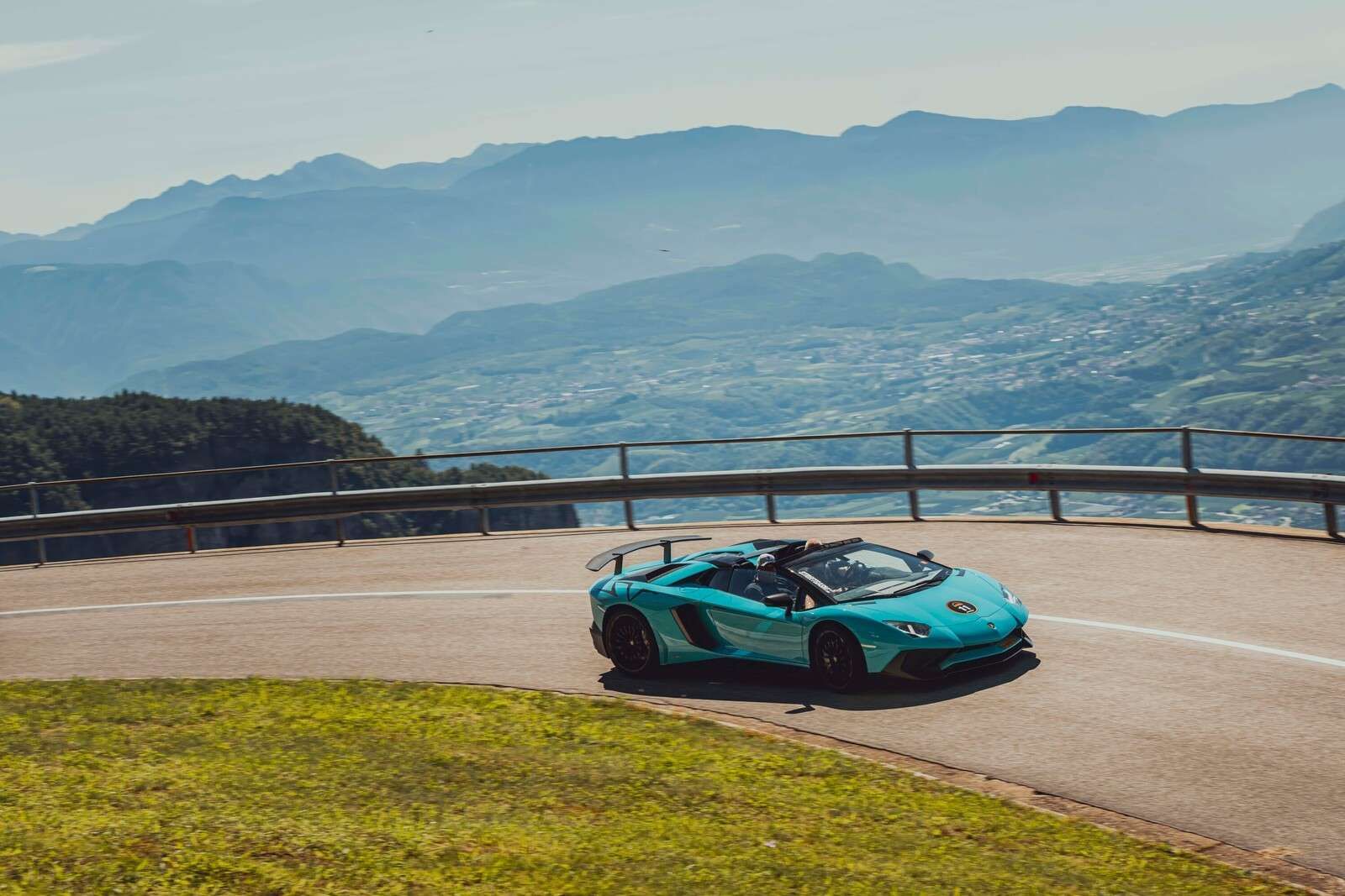 Alpenrit avec des voitures de sport de luxe