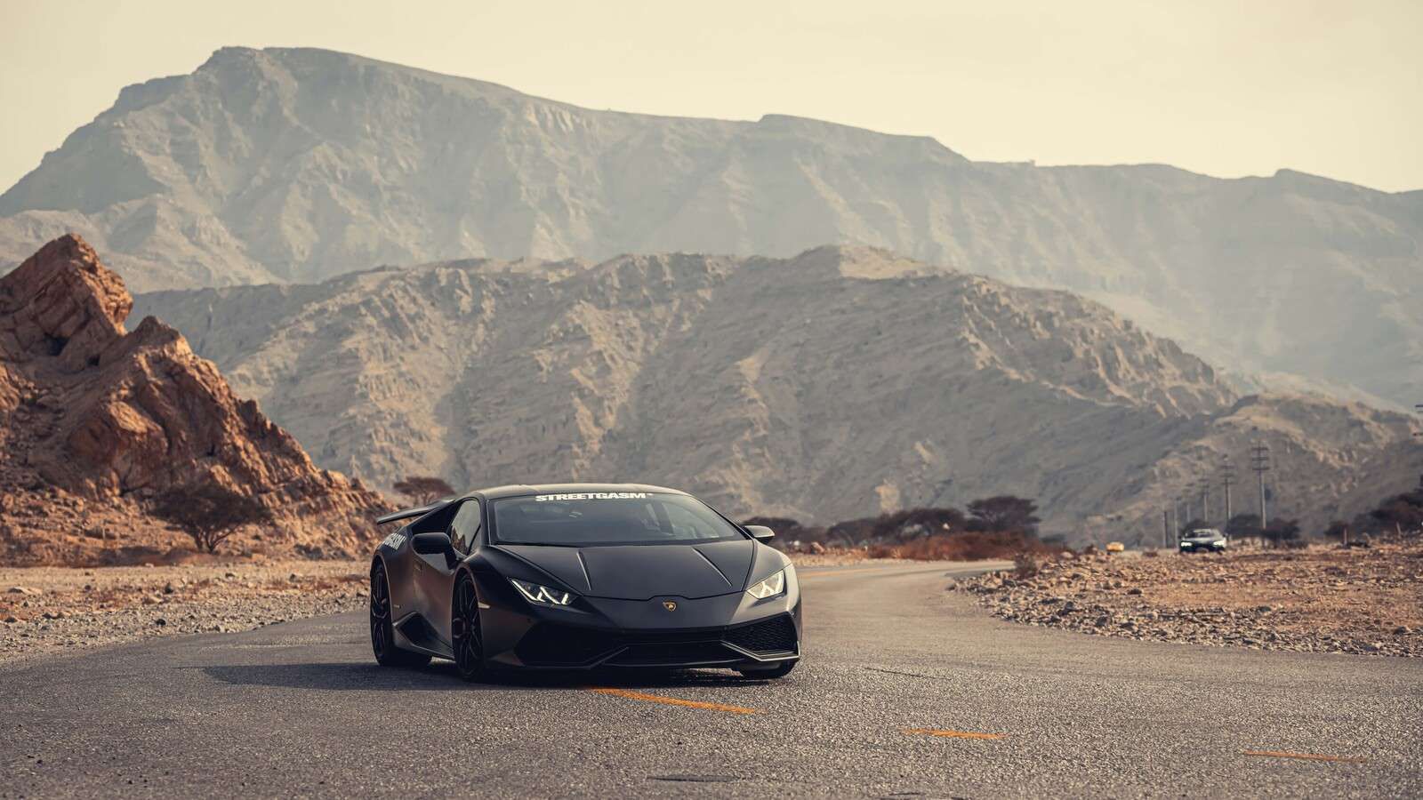 Supercar noire dans le désert