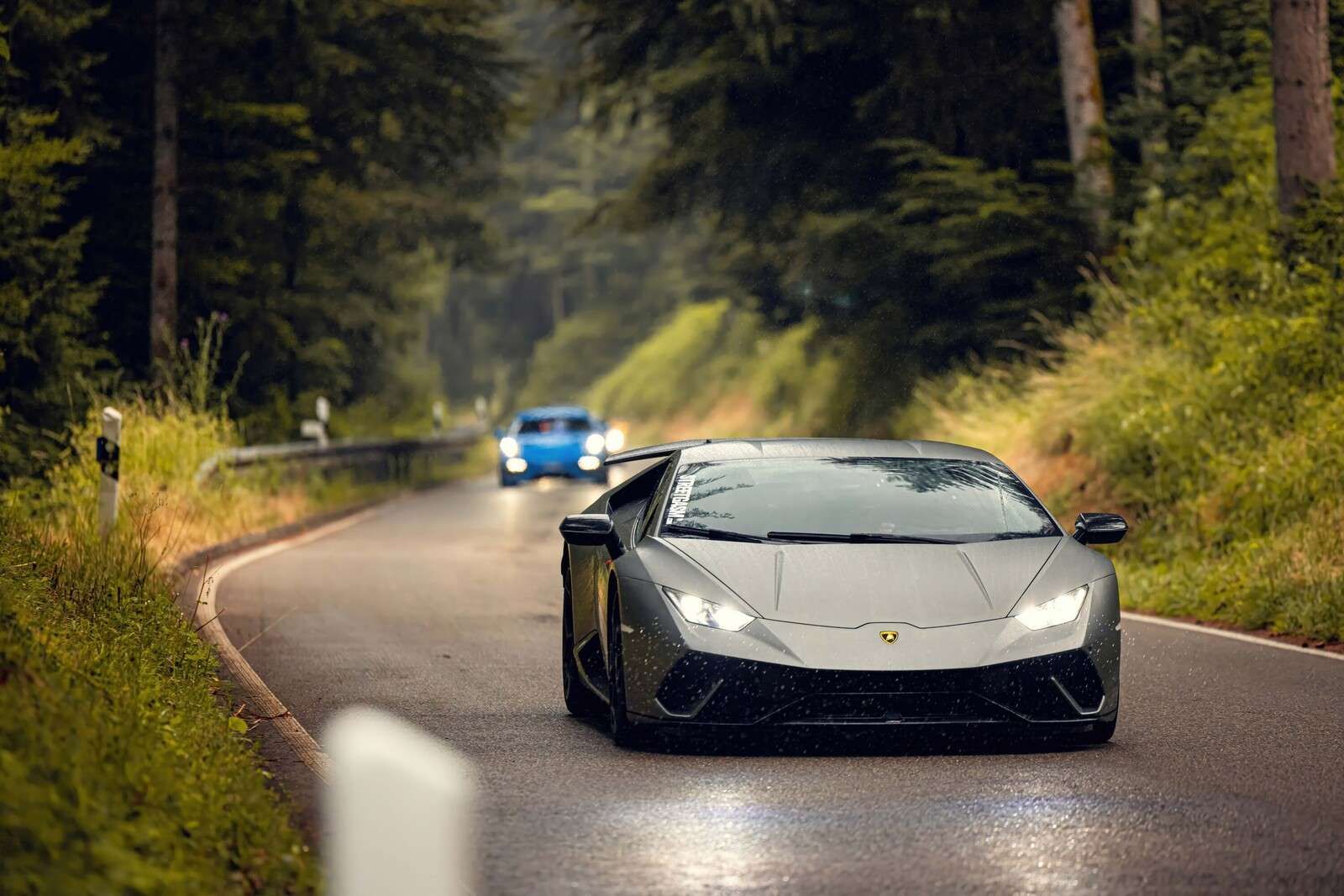 Lamborghini gris mat dans la nature