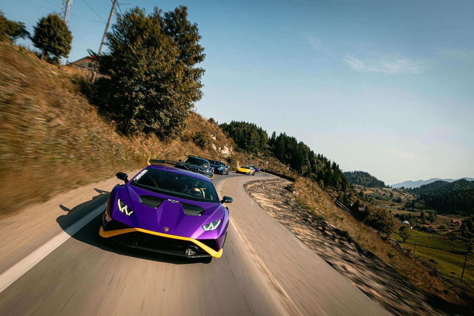 Convoi de supercars à travers les montagnes