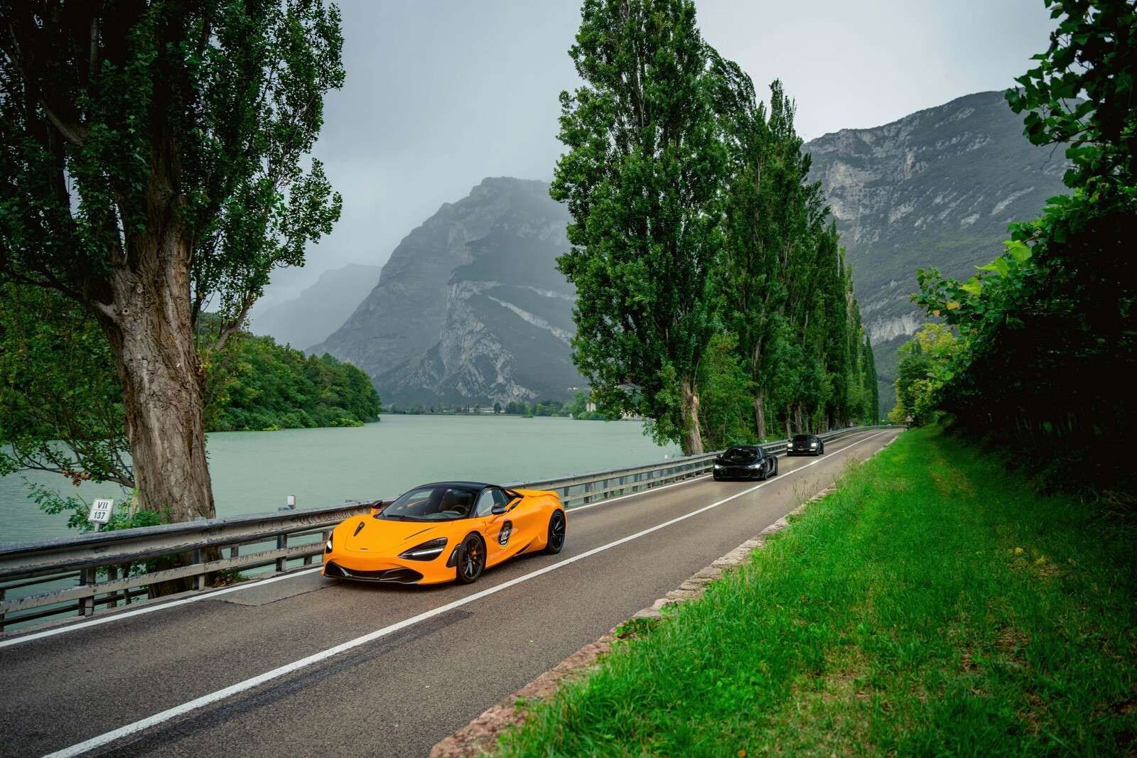 Rit à travers les Alpes le long du lac