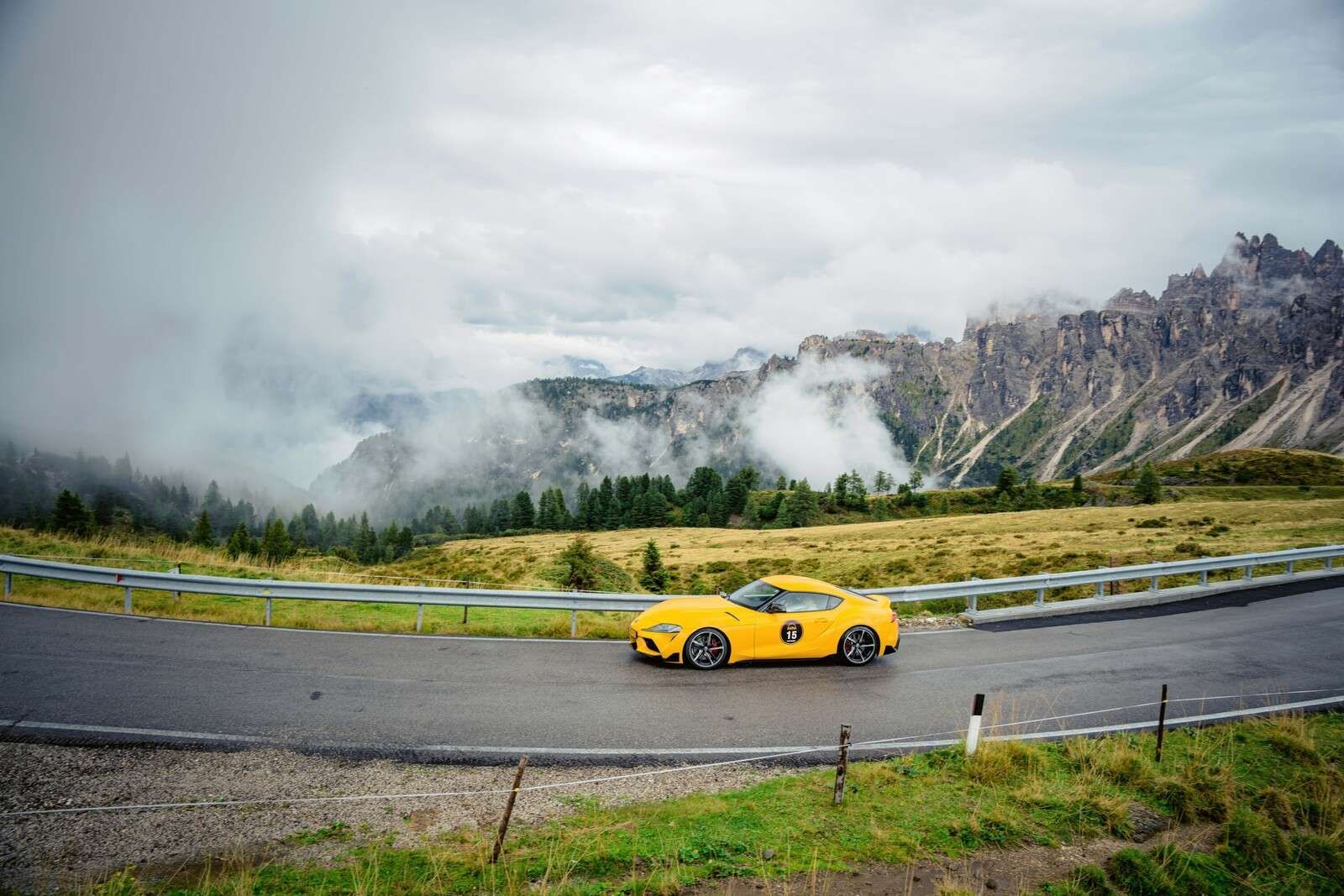 Voitures de sport dans les Dolomites