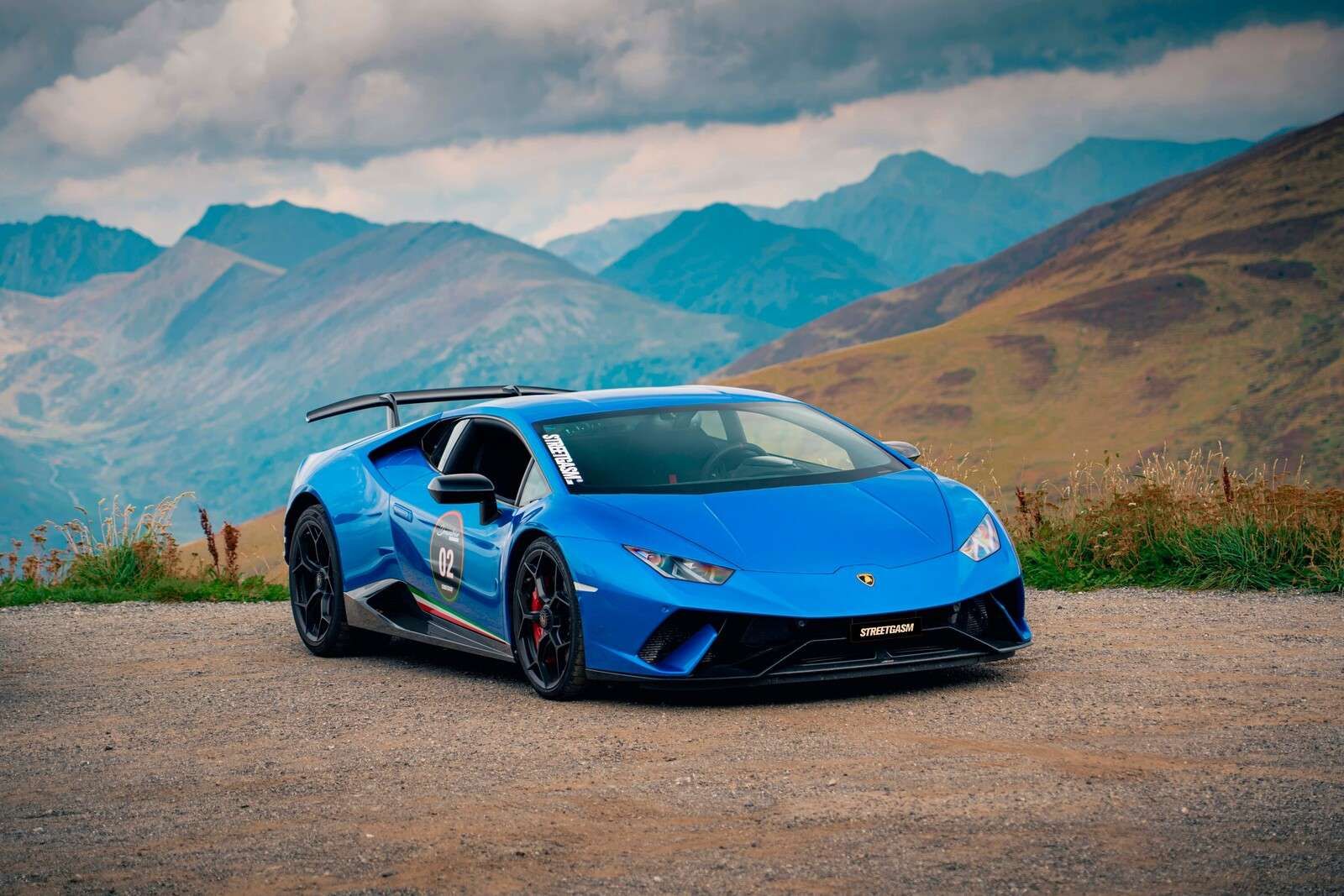 Lamborghini Huracán STO dans les montagnes