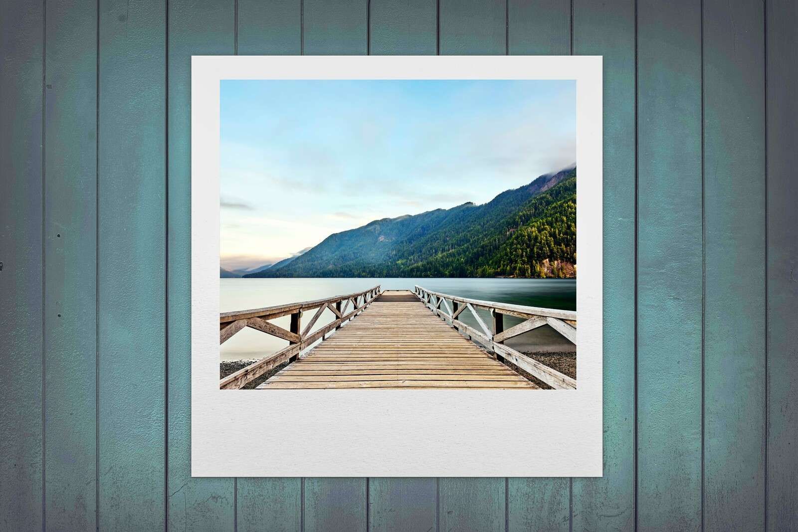 Quai en bois au bord d'un lac de montagne