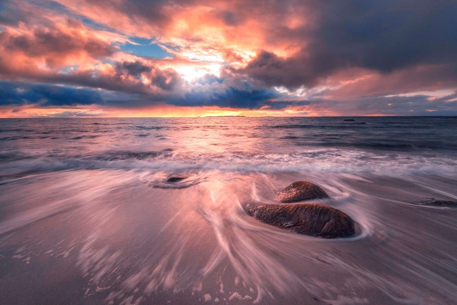 Ciel d'orage au-dessus des vagues calmes