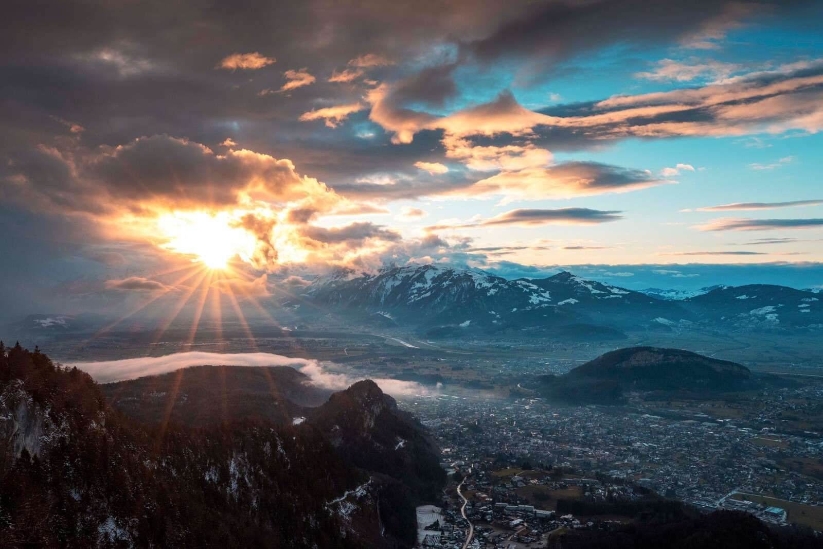 Coucher de soleil sur la vallée alpine