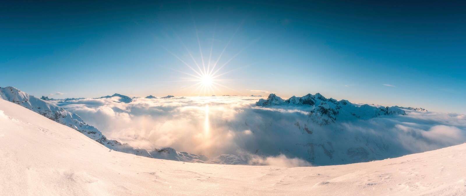 Zone au-dessus de la couche nuageuse dans le panorama alpin