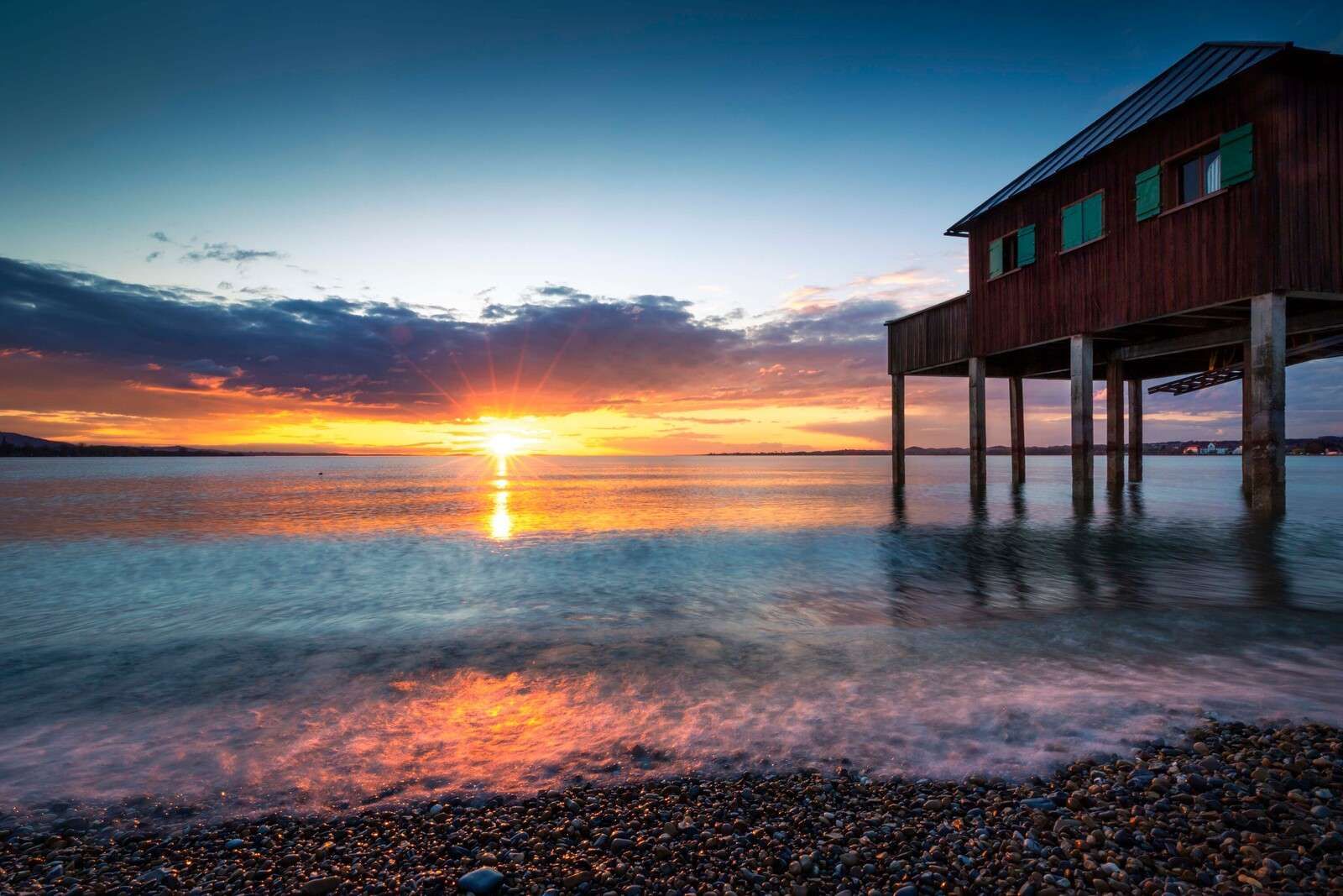 Coucher de soleil au calme maison de quai
