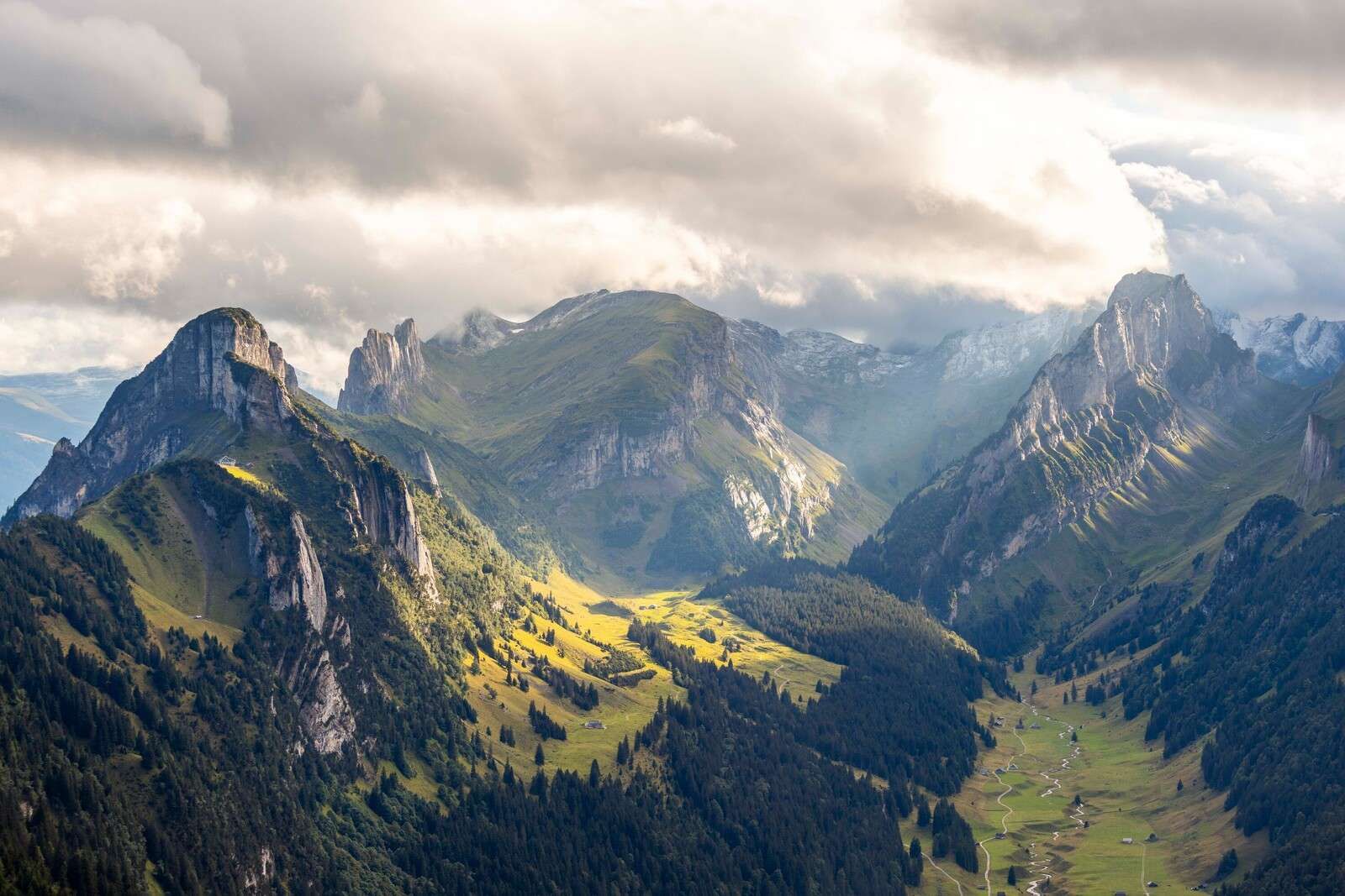 Lumière du soleil sur une vallée de montagne verte