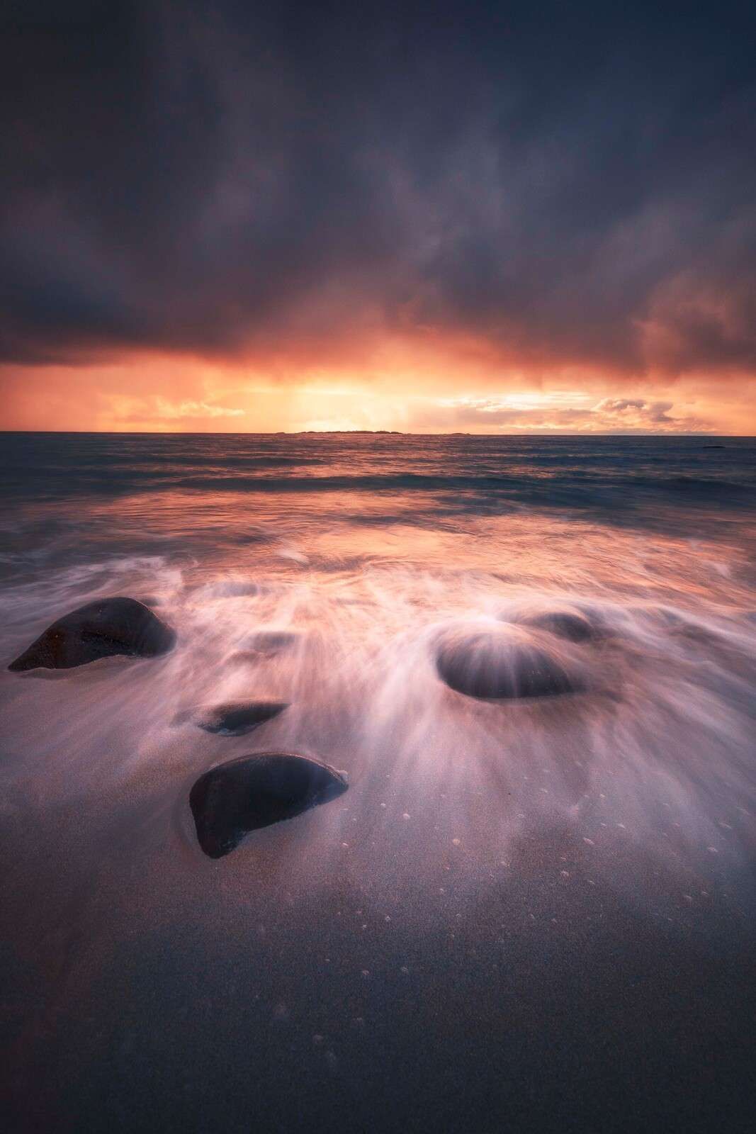 Lueur du soir sur la côte rocheuse