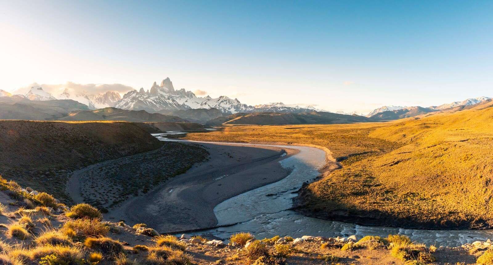 Paysage de montagne avec une rivière sinueuse dans la lumière du matin.