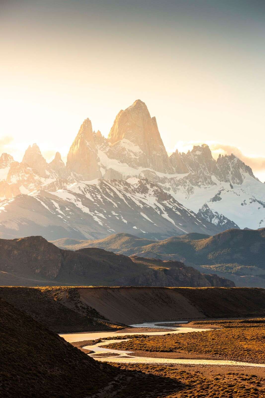 Lever de soleil doré dans la vallée de montagne