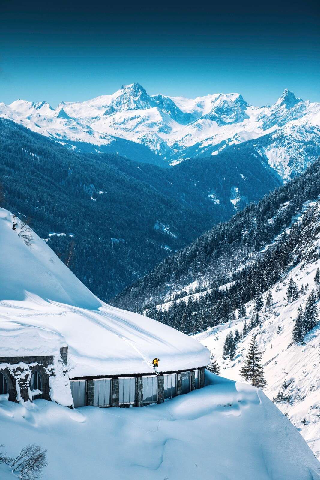 Les sommets alpins d'un bleu profond dans la neige hivernale.