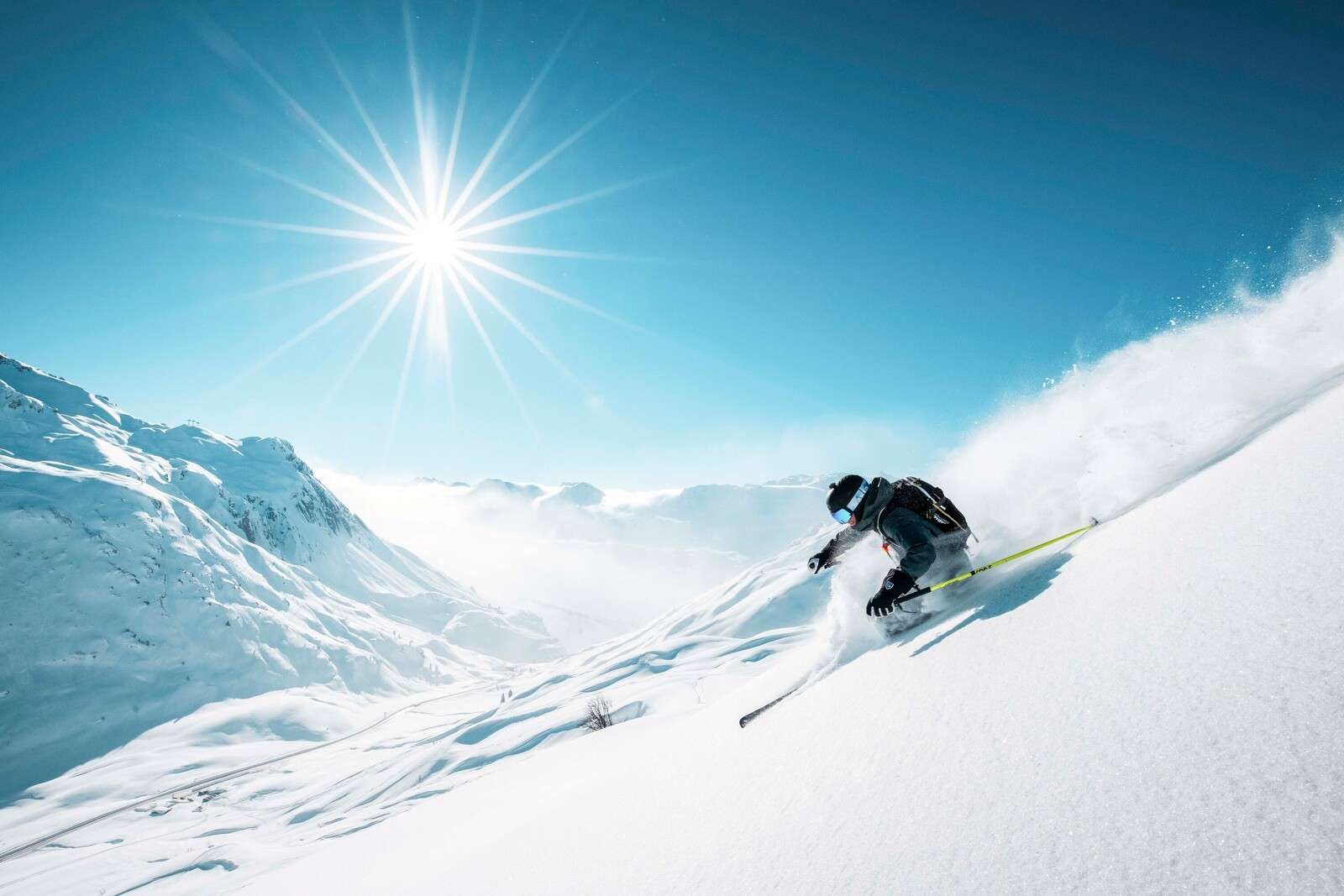 Poudreuse sous le soleil d'hiver glacial.