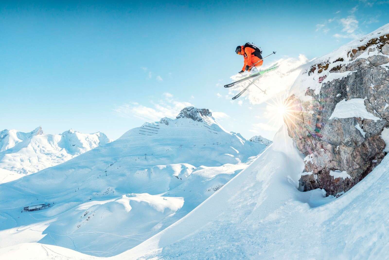 Saut dans un paysage montagneux enneigé