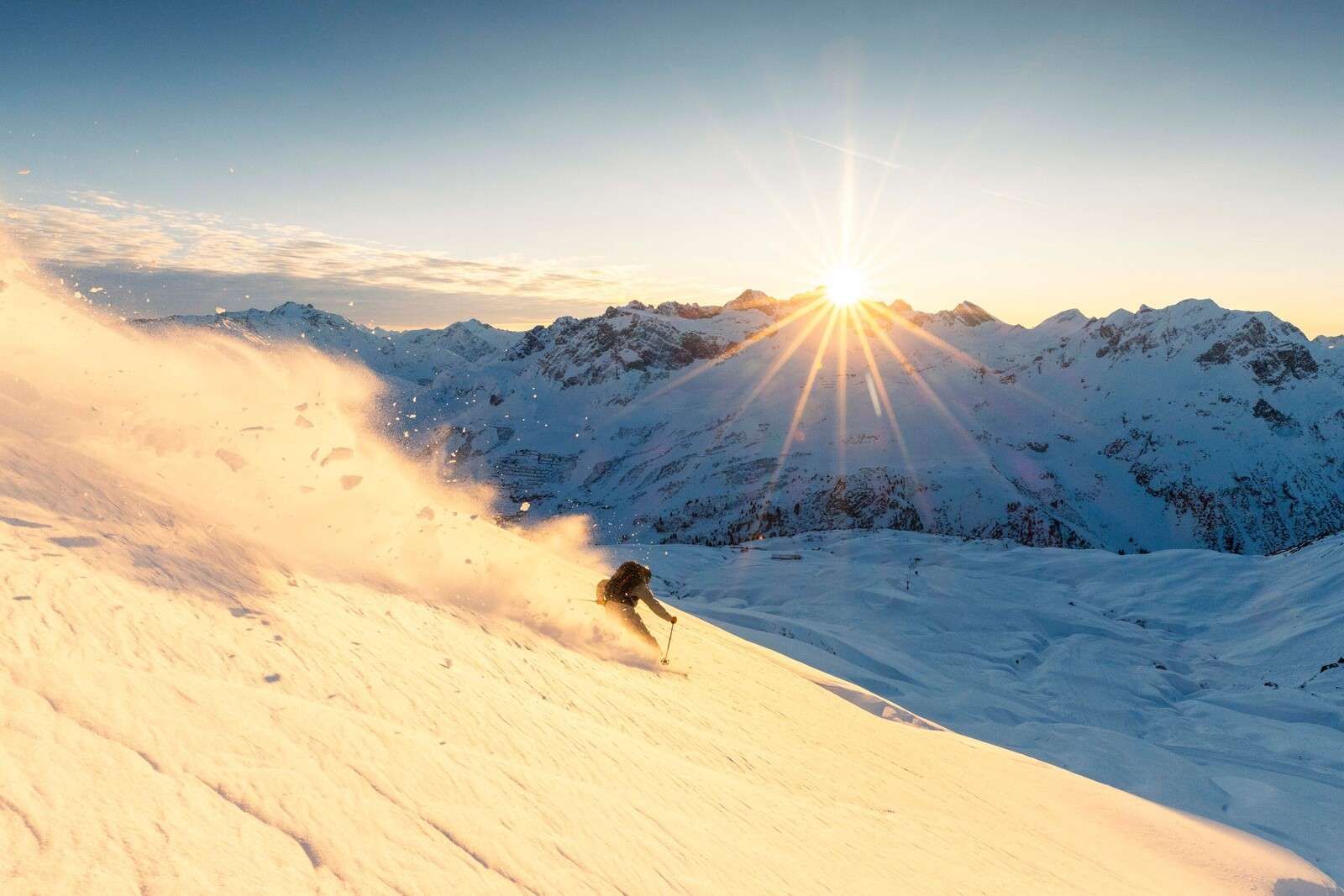 Skier dans un panorama alpin ensoleillé.