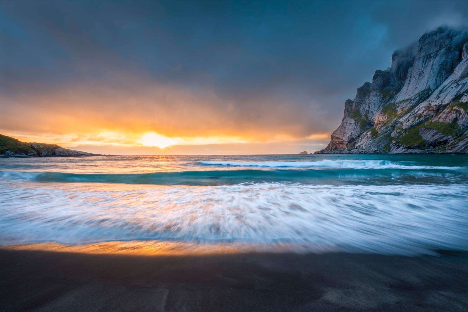 Coucher de soleil sur une côte accidentée