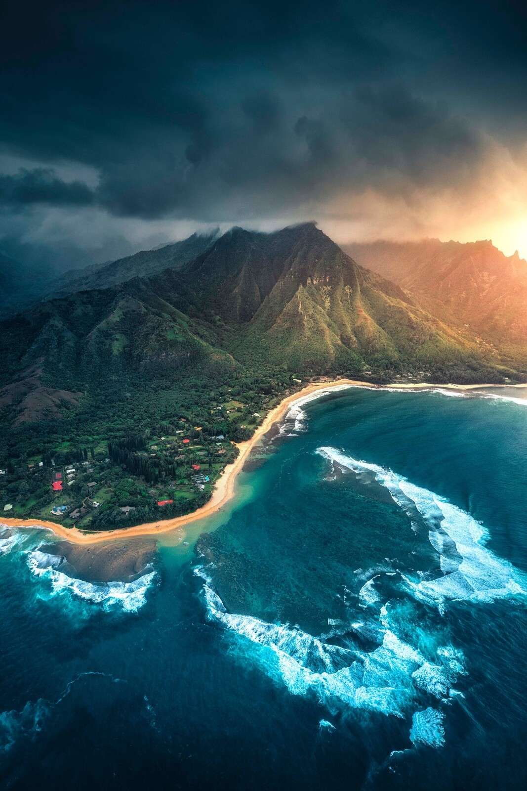 Littoral tropical sous un ciel menaçant.