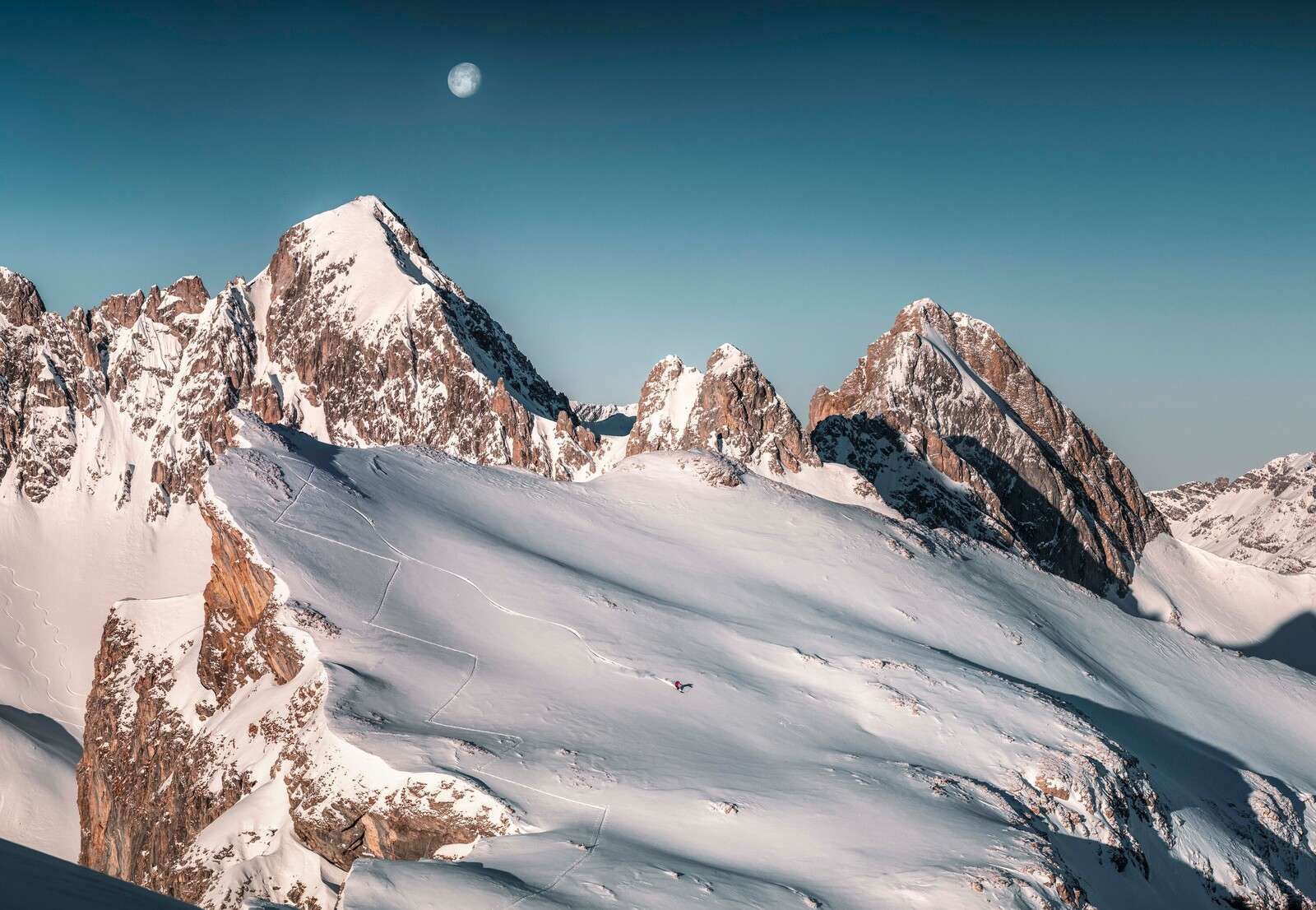 Lumière de lune sur les sommets enneigés des Alpes