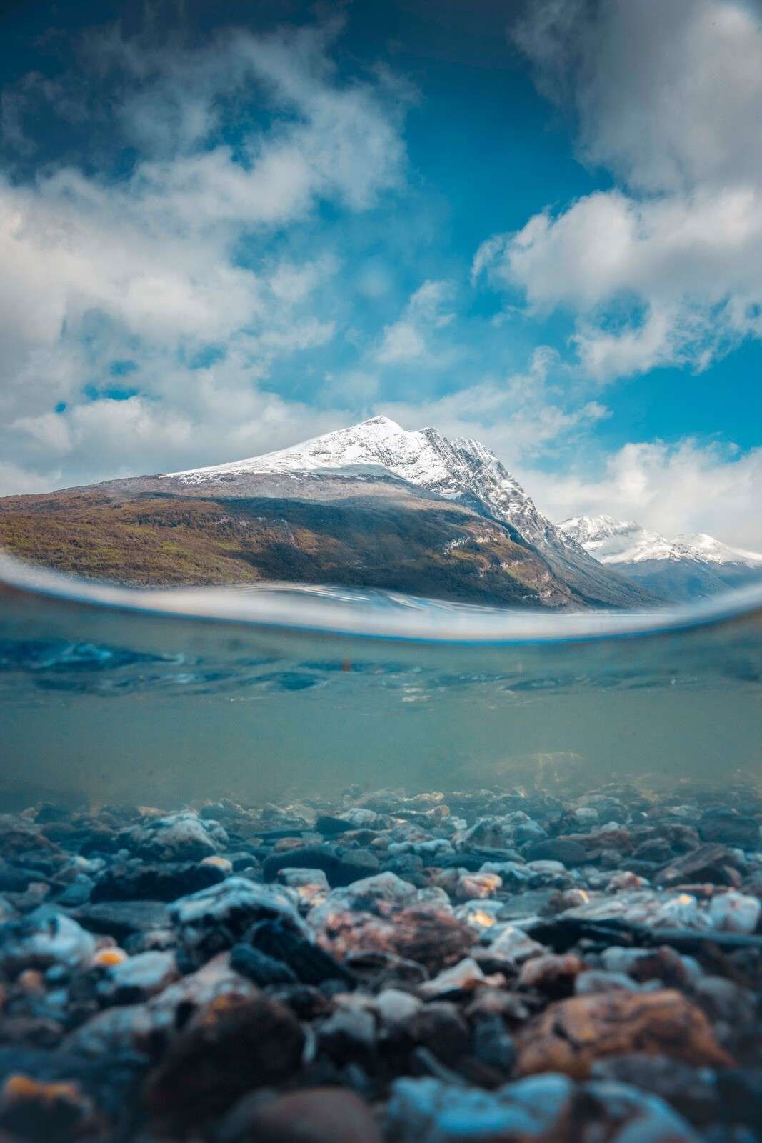 Vue sur la montagne à travers une eau de glacier claire