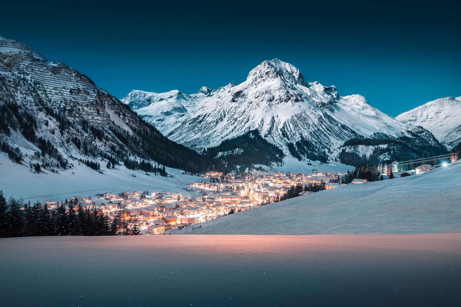 Alpendorp dans le calme du soir d'hiver