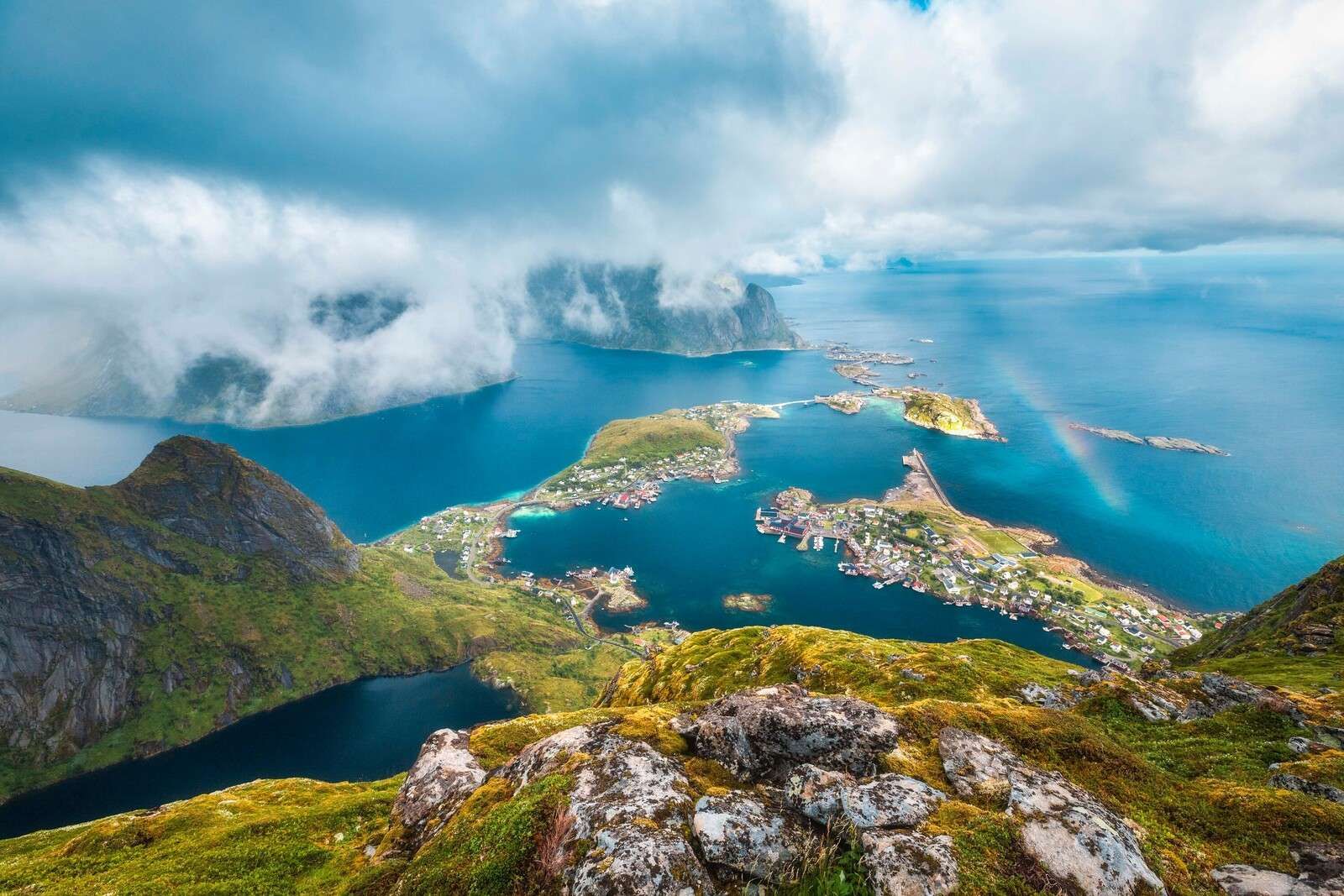 Arc-en-ciel au-dessus des îles du fjord