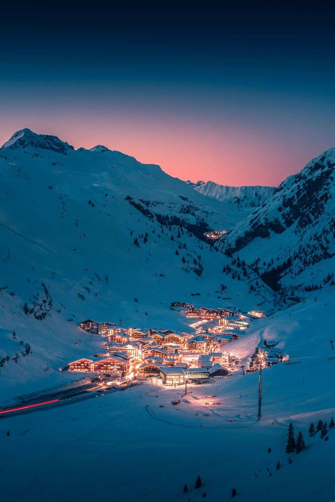 Lumière du soir dans un village alpin